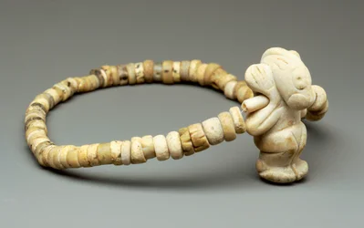 Collier avec amulette